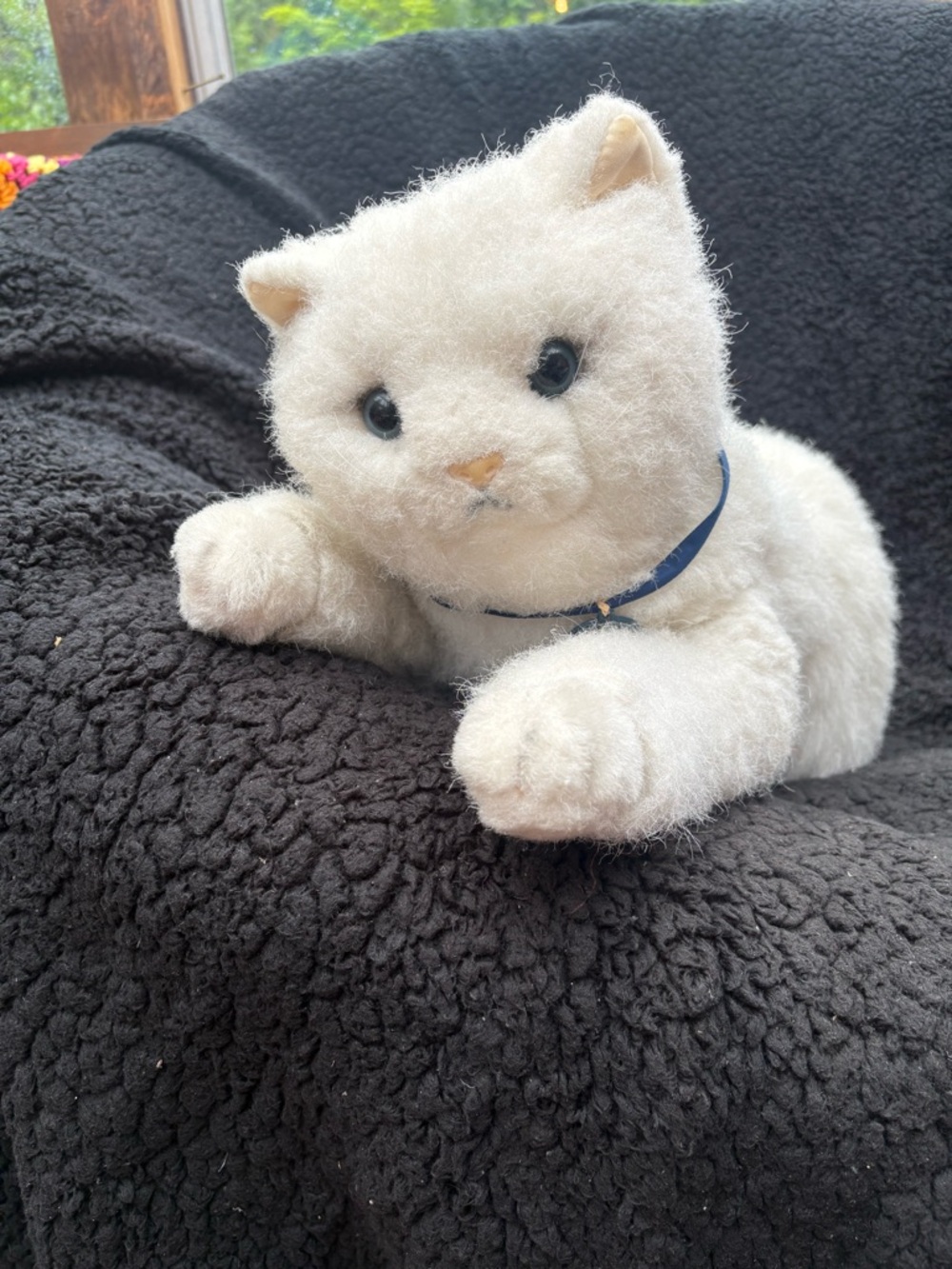 Large Gund White Snowy Cat Blue Eyes